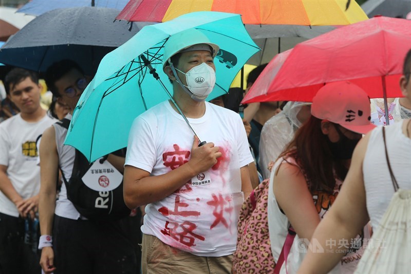 「拒絕紅色媒體、守護台灣民主」活動23日下午在總統府前凱達格蘭大道登場,有民眾全副武裝到場響應。中央社記者徐肇昌攝 108年6月23日