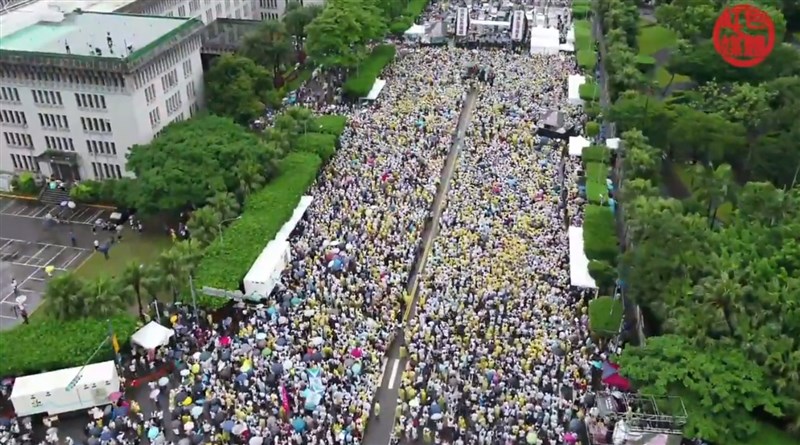 從總統府前舞台到景福門聚集大批民眾。(圖取自飆捍臉書facebook.com)