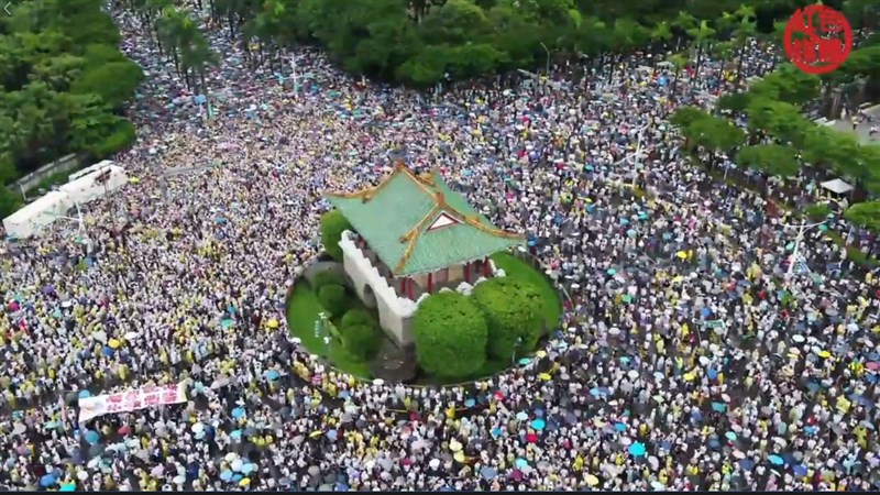 凱達格蘭大道23日「拒絕紅色媒體、守護台灣民主」遊行,大批民眾雨中相挺。(圖取自飆捍臉書facebook.com)