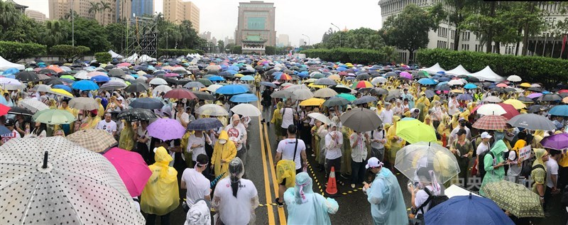 時代力量立委黃國昌與「館長」陳之漢23日下午在凱達格蘭大道舉辦「拒絕紅色媒體、守護台灣民主」遊行,雖然天氣不佳,仍有許多民眾到場參與。中央社記者徐肇昌攝 108年6月23日