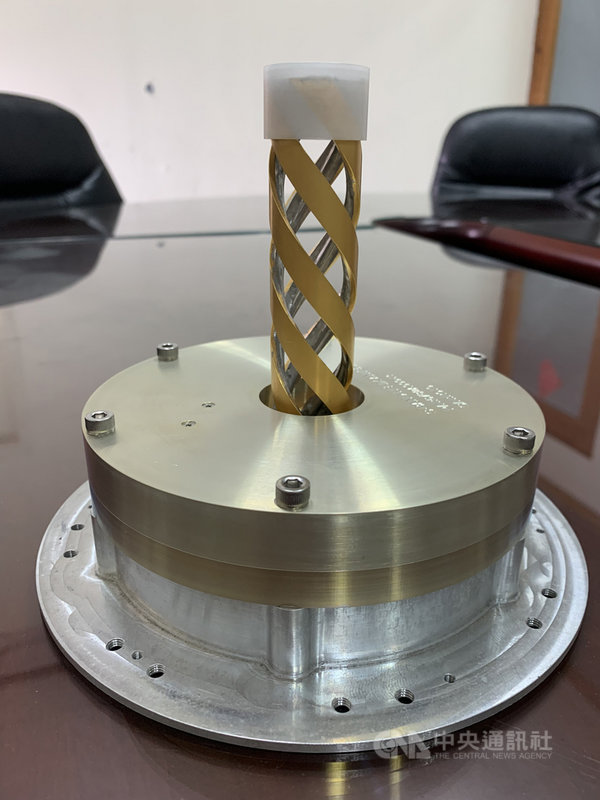 福衛七號蓄勢待發,將使用全程參與台灣衛星計畫的本土品牌天線元件,材料、製程都經過嚴格認證,要能承受正負100度的高低溫,也要能承受上太空的劇烈搖晃,品質受到業界肯定。中央社記者林孟汝攝 108年6月23日