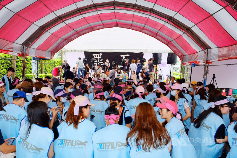 長榮空服員罷工行動進入第5天,24日空服員持續在桃園南崁長榮航運大樓外靜坐抗爭。中央社記者吳睿騏桃園攝 108年6月24日
