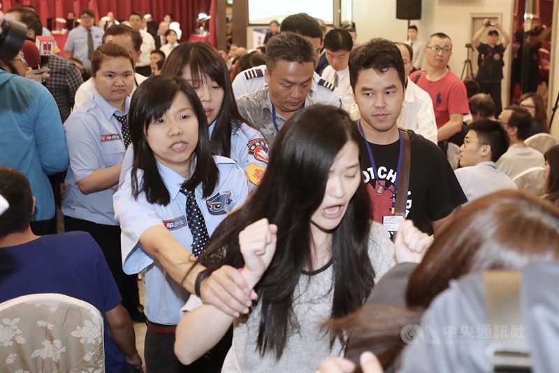 「地球公民基金會」及「反亞泥,還我傳統領域自救會」8名環團人士,24日進入亞泥股東會場內拉布條抗議,遭保全人員請出場。中央社記者吳翊寧攝 108年6月24日