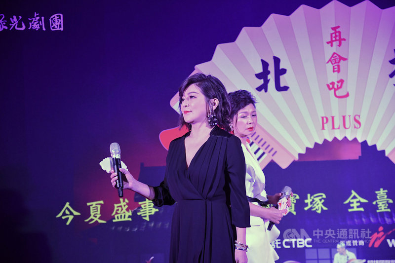 綠光劇團經典音樂劇「再會吧北投」PLUS將再度上演,劇團25日在台北舉行記者會,宣布將加開台北場2場。圖為演員王彩樺(左)、于子育(右)。中央社記者王飛華攝 108年6月25日