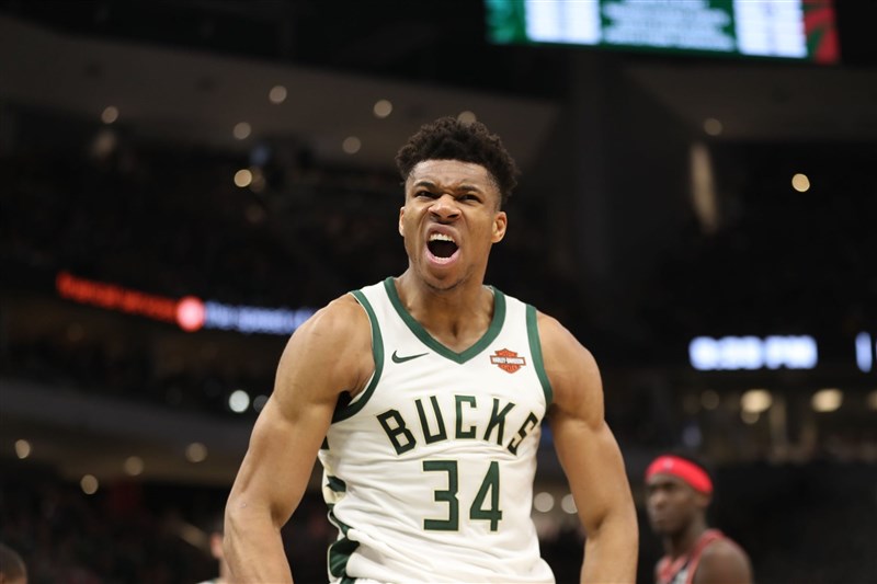 密爾瓦基公鹿的安特托昆博(前)24日獲NBA年度最有價值球員(MVP)。(圖取自facebook.com/milwaukeebucks)