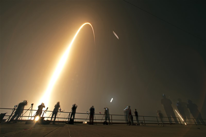福衛七號搭乘的SpaceX獵鷹重型火箭在台北時間25日下午升空,在天際畫出美麗的弧線。(美聯社)