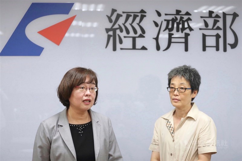 經濟部投審會發言人楊淑玲（左）26日召開記者會表示，雙子星案投資人與中國大陸市場淵源及關聯極深，易受大陸政策影響，外國人投資條例第7條認定對國家安全有不利影響，本案予以駁回。中央社記者吳翊寧攝　108年6月26日