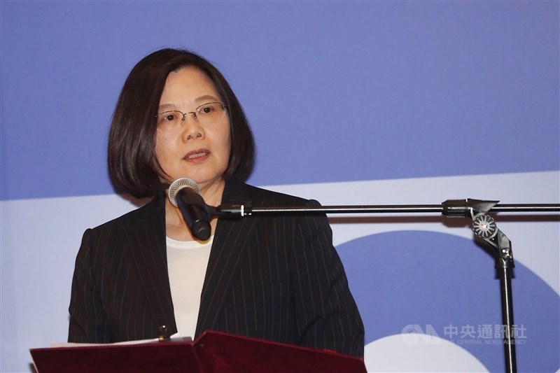 總統蔡英文26日被媒體問到高雄小三通爭議時表示，兩岸議題是中央職權，有相關法規在管理兩岸交流。（中央社檔案照片）