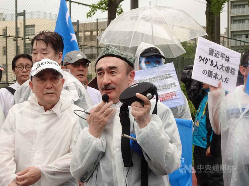 20國集團(G20)高峰會28日起在大阪舉行,日本維吾爾聯盟會長、55歲的圖爾穆罕默德27日在大阪發起示威遊行。他說,這次G20大阪峰會是一次問責中國當局對維吾爾人大規模拘留與種族滅絕的重大機會。中央社記者楊明珠大阪攝 108年6月28日