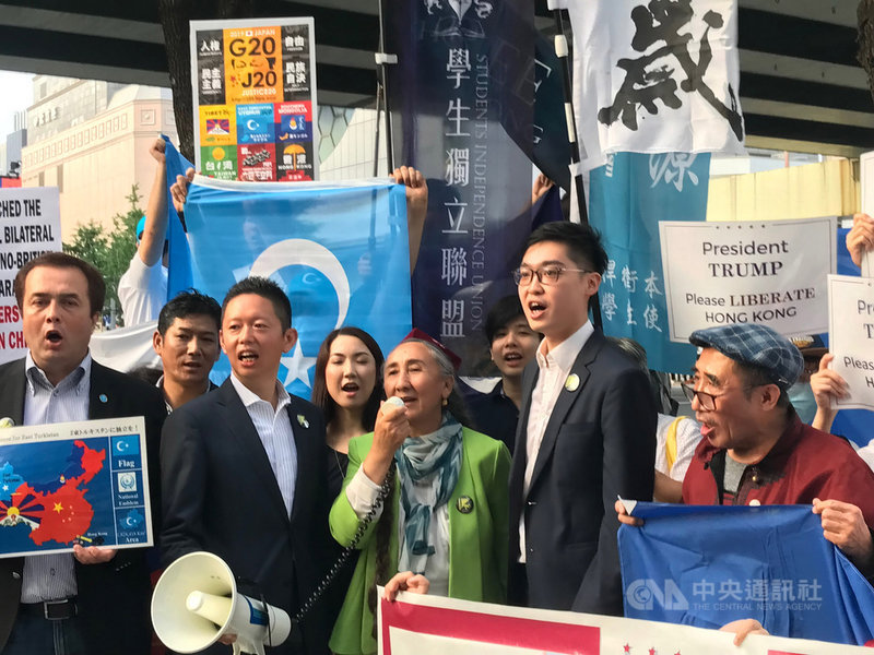 20國集團(G20)峰會28日在大阪登場,維吾爾族海外領袖熱比婭在大阪街頭參與示威活動,呼籲維族、西藏、香港、台灣民眾要團結對抗中國,爭取、守護自由民主。中央社記者楊明珠大阪攝 108年6月28日