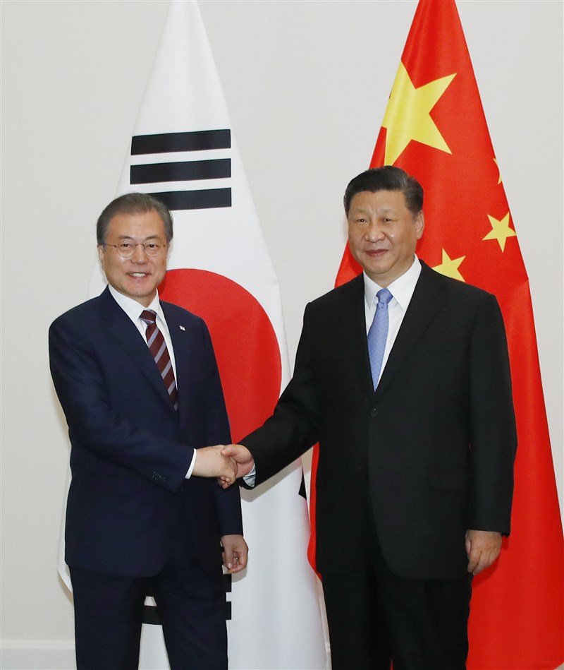 南韓總統文在寅(左起)和中國國家主席習近平27日在日本大阪舉行雙邊會談。(韓聯社提供)
