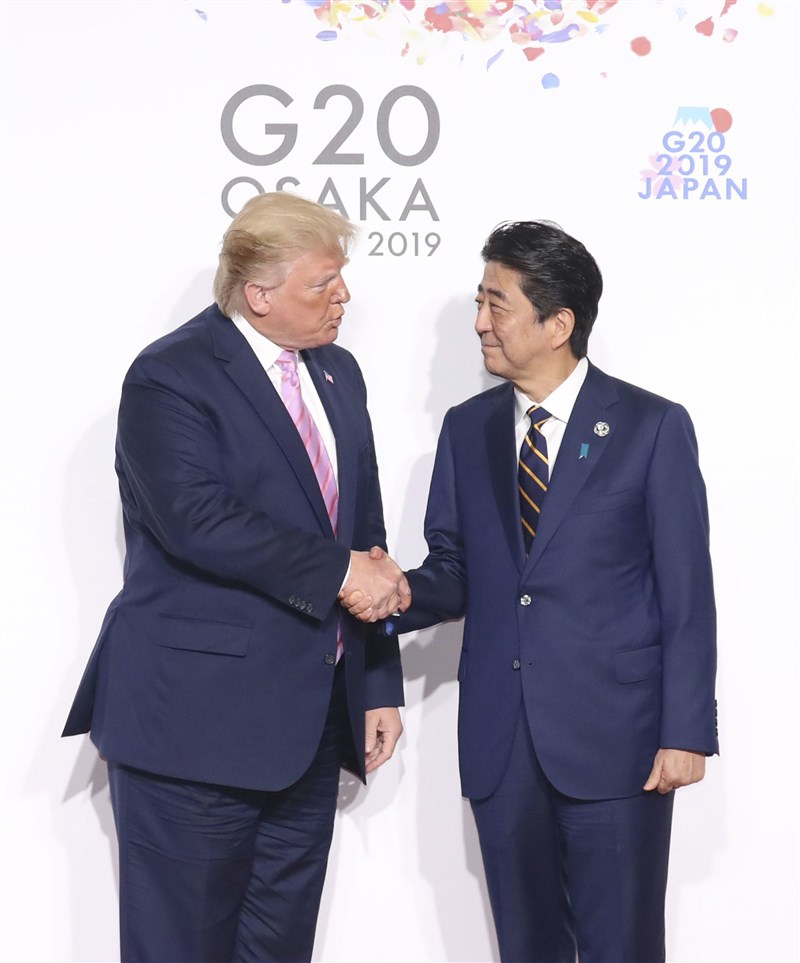 20國集團(G20)峰會28日起在日本大阪登場,日本首相安倍晉三(右起)與美國總統川普上午舉行會談。(共同社提供)