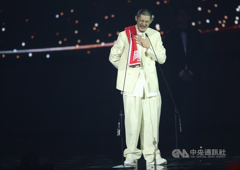 第30屆金曲獎29日在台北小巨蛋舉行頒獎典禮,最佳國語男歌手獎由Leo王爆冷奪得,他一身全白西裝登台致詞,神情難掩開心。中央社記者吳家昇攝 108年6月29日