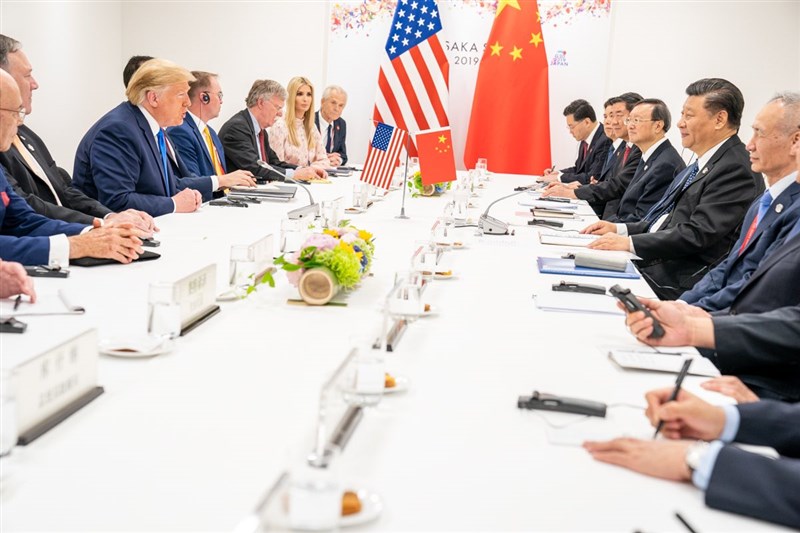 美國總統川普(左3)和中國國家主席習近平(右2)29日在G20場邊會面,據人民日報客戶端報導,雙方在會晤中談及美中關係、經貿以及台灣議題。(圖取自twitter.com/scavino45)