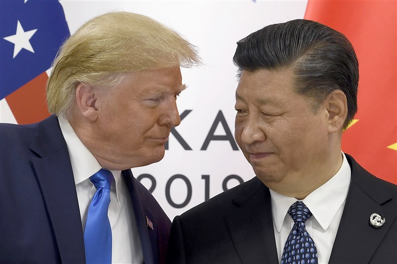 美國總統川普(左起)與中國國家主席習近平在20國集團(G20)的場邊川習會29日上午登場。(美聯社)