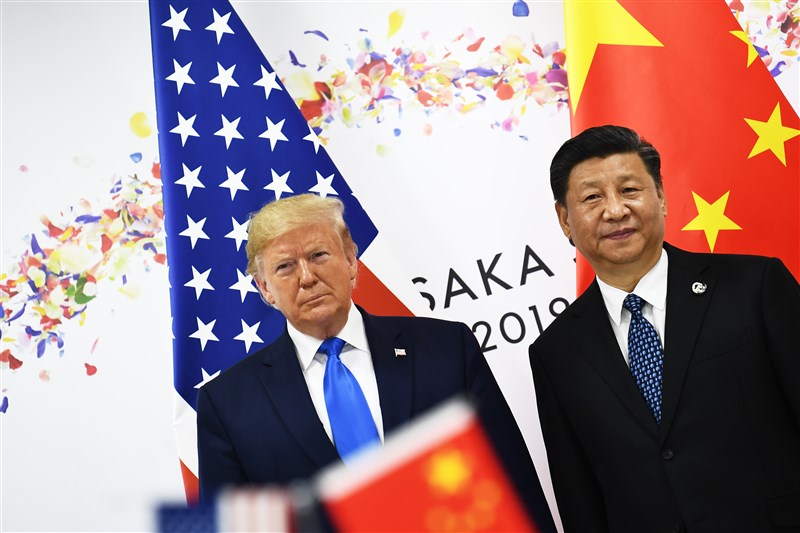 美國總統川普(左起)和中國國家主席習近平29日會面,外界關心能否讓貿易戰暫時休兵。(法新社提供)