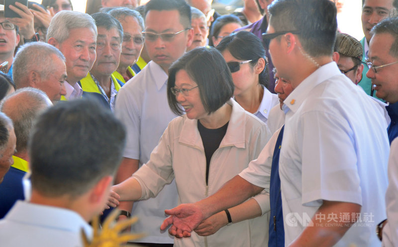 總統蔡英文(中)30日前往台東卑南南清宮參拜,民眾夾道歡迎,高喊「小英凍蒜」。中央社記者盧太城台東攝 108年6月30日