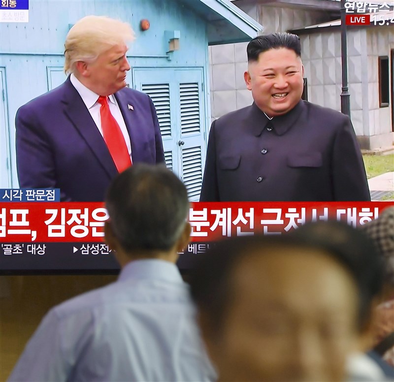 美國總統川普(左)30日在分隔南北韓的非軍事區與北韓領導人金正恩(右)會面。(共同社提供)