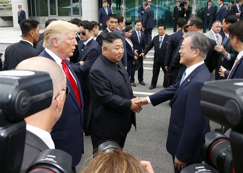 美國總統川普(前左)與南韓總統文在寅(前右)30日在分隔南北韓的非軍事區與北韓領導人金正恩(前中)會面。(韓聯社提供)