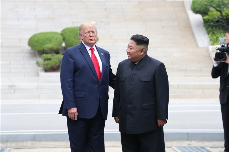 美國總統川普（左）30日在分隔南北韓的非軍事區會見北韓領導人金正恩（右）。（韓聯社提供）