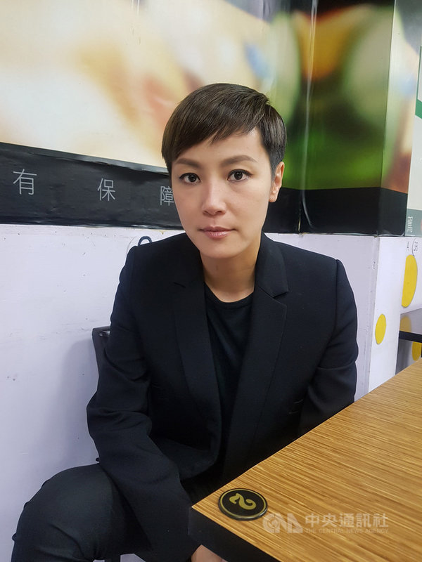 香港歌手何韻詩(圖)、閃靈樂團29日晚間在金曲獎聲援「反送中」。何韻詩30日表示,「音樂歸音樂,這是非常落後的想法,音樂人有責任去守護自己的地方」。中央社記者鄭景雯攝 108年6月30日