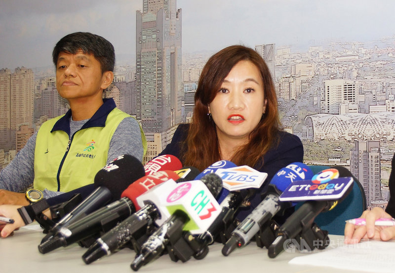 高雄市新聞局長王淺秋(右)等人1日下午舉行記者會,說明市府請領中央登革熱防疫補助款項經過,除感謝中央核撥經費補助市府防疫,也強調市府正進行請款程序並無怠惰。中央社記者程啟峰高雄攝 108年7月1日