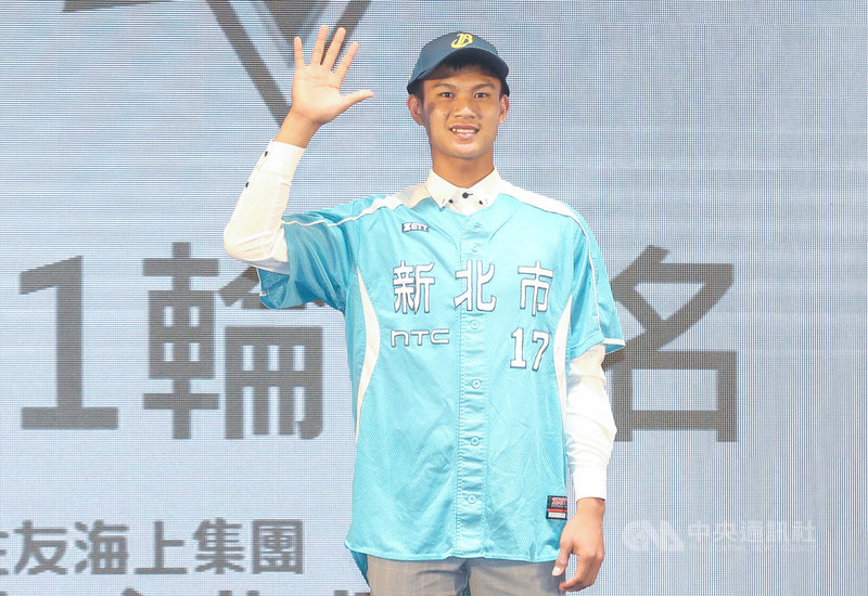 中職年度新人選秀會1日登場,穀保家商應屆畢業生岳政華選前就被評估具有首輪實力,被中信兄弟隊第一輪、第2順位選進。中央社記者張新偉攝 108年7月1日