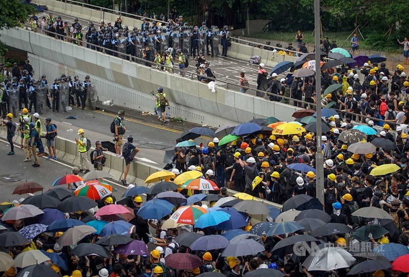 香港主權移交22週年,數百名反修訂逃犯條例的示威群眾1日擋住馬路,阻止慶祝紀念日升旗典禮,升旗結束後仍未散去,警方也還未清場。中央社記者裴禛香港攝 108年7月1日