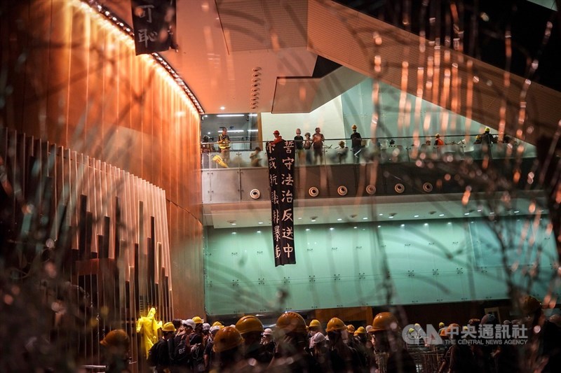 大批香港示威者1日似在複製2014年台灣「太陽花運動」,藉由占領立法機構表達訴求,闖入立法會的民眾分頭在大廳掛上斗大黑布條,上頭寫著訴求標語,而這些訴求均與中國有所關聯。中央社記者裴禛香港攝 108年7月1日