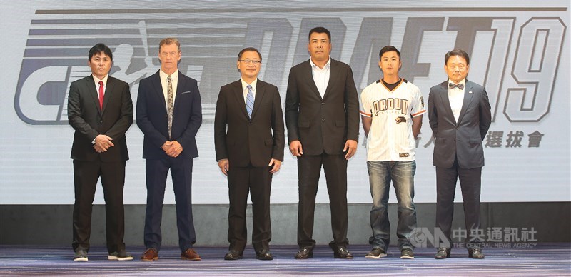 2019中華職棒新人球員選拔會1日在台中舉行,選秀開始前,中職會長吳志揚(左3)與味全龍總教練葉君璋(左)、中信兄弟總教練伯納(左2)、富邦悍將總教練陳連宏(右3)、統一獅代理總教練劉育辰(右2)與Lamigo桃猿總教練洪一中(右)合影。中央社記者張新偉攝 108年7月1日