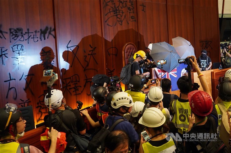 2019年7月1日，香港反送中示威者持續抗爭晚間衝進立法會後占領議場，並在牆上噴漆表達訴求。中央社記者裴禛香港攝　108年7月1日