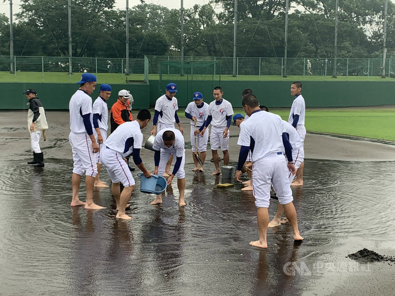 小馬聯盟亞太區資格賽原訂1日開打,但日本宮崎地區雨勢不斷,因雨延賽,2日依然沒有雨停的跡象,中華隊與韓國打到3局以5比1領先時,因雨保留。圖為中華青棒隊幫忙整理比賽場地。(中華民國棒球協會提供)中央社記者謝靜雯傳真 108年7月2日