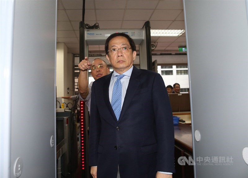台大校長管中閔（前）擔任行政院政務委員期間被控違法兼職，監察院今年1月間通過彈劾，公務員懲戒委員會2日公開審理。圖為管中閔抵達台灣高等法院出席準備程序庭。中央社記者鄭傑文攝　108年7月2日