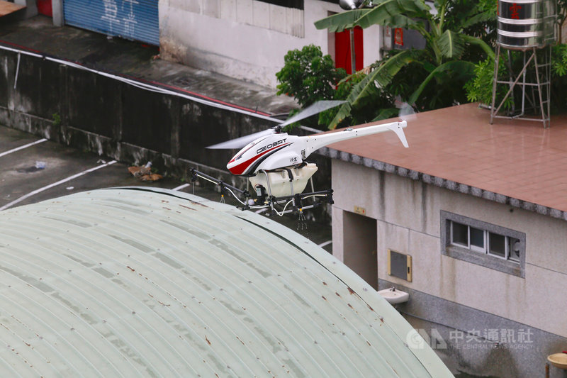 高雄市登革熱疫情延燒，國衛院蚊媒中心與產學合作的經緯航太科技公司，2日啟動空中無人機屋簷天溝積水的噴藥作業，以克服作業不及積水處的防疫。中央社記者董俊志攝　108年7月2日