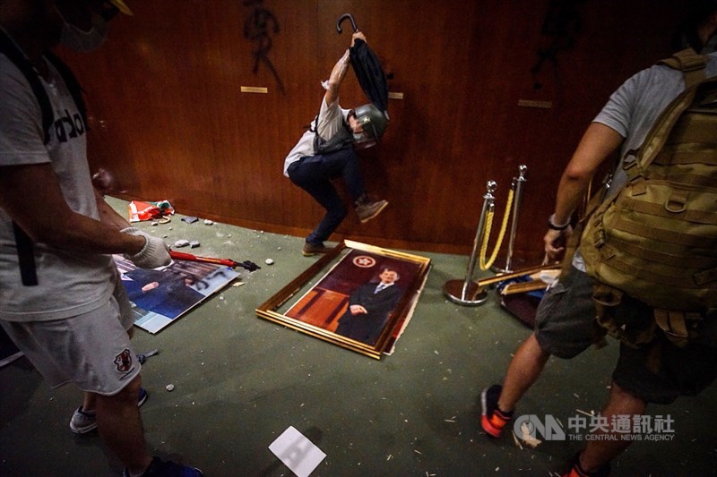 大批反對政府修訂逃犯條例的年輕示威者1日闖進立法會,期間立法會設備遭到破壞,成為2日各大報章的頭條新聞,也在社會引起熱議。(中央社檔案照片)