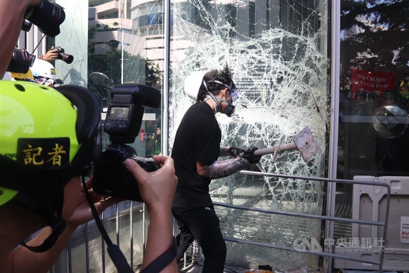 香港大批反修訂逃犯條例示威者1日衝擊立法會大樓,圖為示威者用鐵棒等硬物撞擊議會玻璃幕牆。中央社記者張謙香港攝 108年7月1日