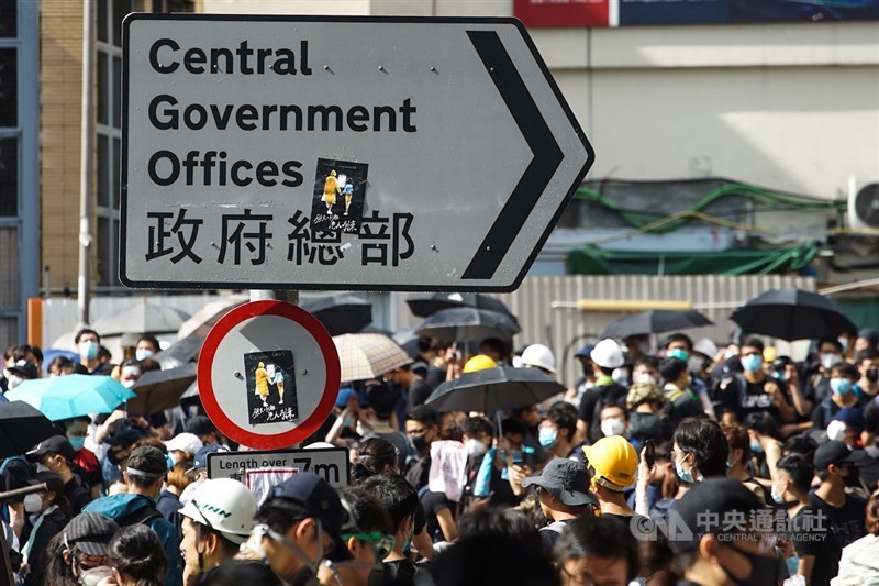 香港主權轉移22週年升旗典禮1日舉行,反對港府修訂逃犯條例的示威者上午持續擋住馬路抗議。中央社記者裴禛香港攝 108年7月1日