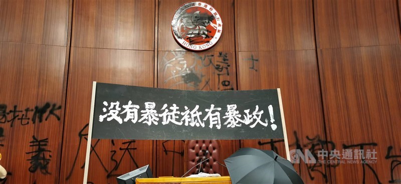 香港多家主流報章2日發表社論,強烈譴責示威者暴力衝擊議會。圖為香港示威者1日晚間占領立法會議場,並懸掛「沒有暴徒,祇有暴政」的黑底白字橫幅以表達訴求。(中央社檔案照片)