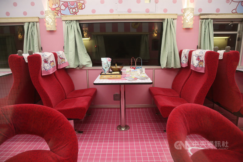 台鐵環島之星觀光列車換新裝,打造Hello Kitty彩繪繽紛列車,3日首航亮相,車內布置小從備品、大到內裝彩繪,都可見Hello Kitty身影。中央社記者鄭傑文攝 108年7月3日