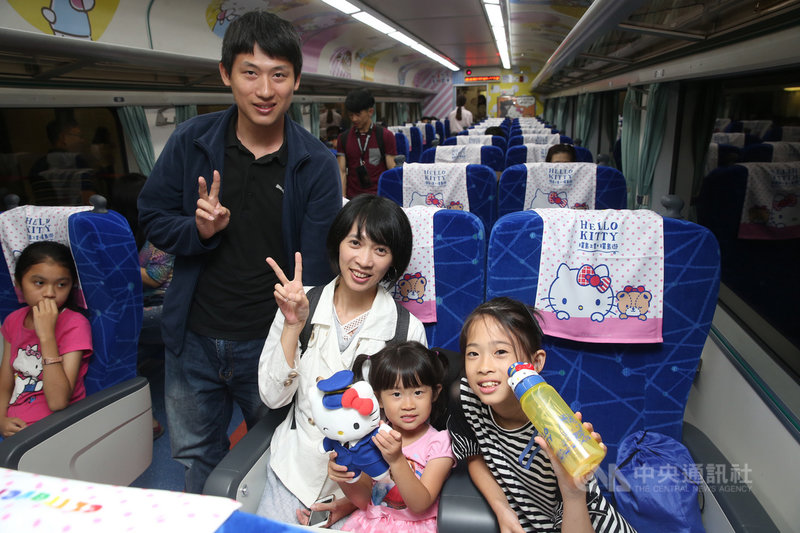 台鐵環島之星觀光列車換新裝,打造Hello Kitty彩繪繽紛列車,3日首航亮相,車內座位寬敞舒適,邀民眾暢遊全台。中央社記者鄭傑文攝 108年7月3日
