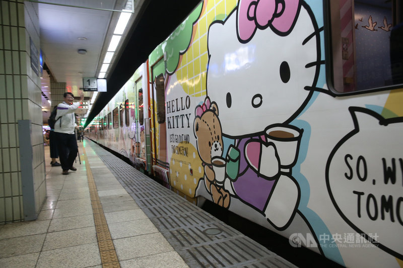 台鐵環島之星觀光列車換新裝,打造Hello Kitty彩繪繽紛列車,3日首航亮相,車廂外部彩繪由Hello Kitty化身為全台走透透的小旅人,與她的小熊朋友Tiny Chum一起搭乘環島之星玩遍台灣,帶給旅客全新體驗。中央社記者鄭傑文攝 108年7月3日