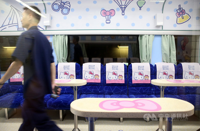 台鐵環島之星觀光列車打造的Hello Kitty彩繪繽紛列車3日亮相,車廂內部隨處可見Hello Kitty身影。圖為卡拉OK車廂,以藍天海洋為主要意象。中央社記者鄭傑文攝 108年7月3日
