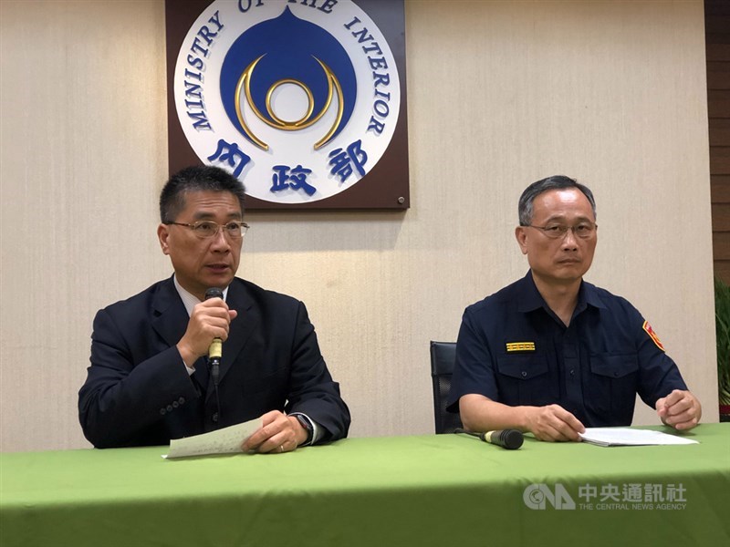 鐵路警察局嘉義分駐所24歲員警李承翰因公殉職,內政部長徐國勇(左)、警政署長陳家欽(右)4日晚間召開記者會,說明加強警察裝備事宜。中央社記者王承中攝 108年7月4日