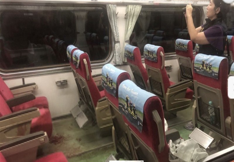 鐵路警察局嘉義分駐所員警李承翰3日晚間登上台鐵嘉義自強號處理一名情緒不穩定男子,卻遭男子持刀刺傷,經送醫急救輸血後,4日上午仍宣告不治。圖為車廂內血跡斑斑。(警方提供)中央社記者江俊亮傳真 108年7月4日