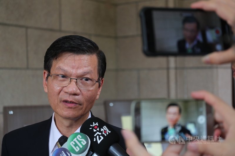 前中研院長翁啟惠（圖）涉浩鼎案，司法院公懲會認為，翁啟惠未依法據實申報財產、未揭露可能發生利益衝突情事，判他申誡。翁啟惠不服提再審，4日開庭改公開審理。圖為翁啟惠訊後受訪。中央社記者吳家昇攝  108年7月4日