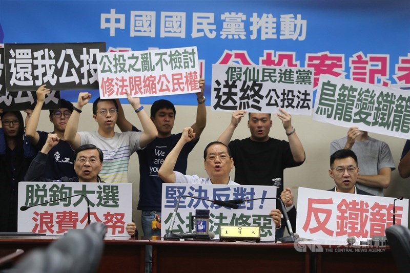 國民黨副主席曾永權(前中)日前宣布國民黨中常會正式通過推動反鐵籠公投案,自即日起透過民意代表推動連署。中央社記者徐肇昌攝 108年6月26日