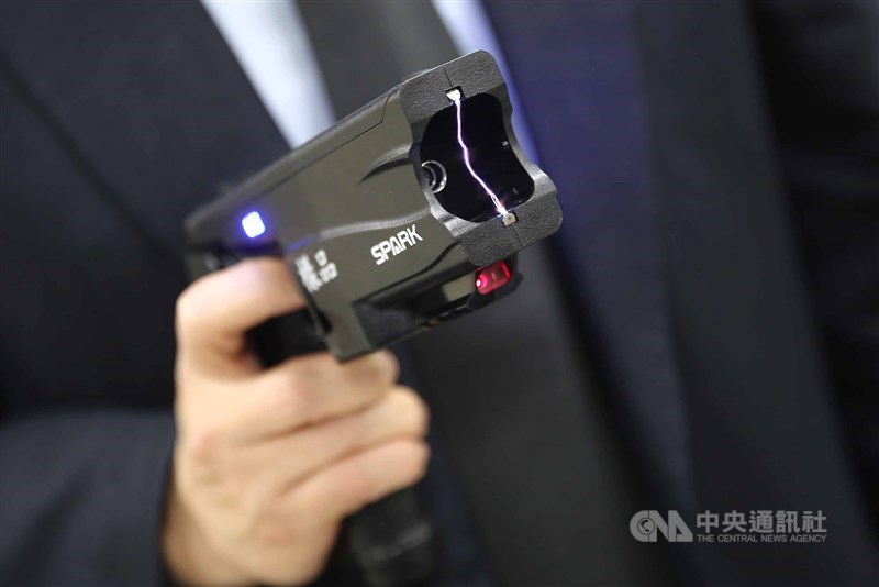 鐵路警察遭刺殺案引起社會關注,內政部表示已立即進行電擊槍的相關採購作業,採購的電擊槍會經相關國際認證。(示意圖/中央社檔案照片)