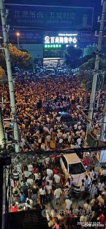中國湖北省武漢市郊的新洲區陽邏街道居民,因官方擬在當地興建大型垃圾焚化爐及發電廠,一週以來多次群起上街抗議。當地警方面對上千名民眾上街一度採取強力鎮壓,導致抗爭民眾被打傷。(中國讀者提供)中央社 108年7月4日