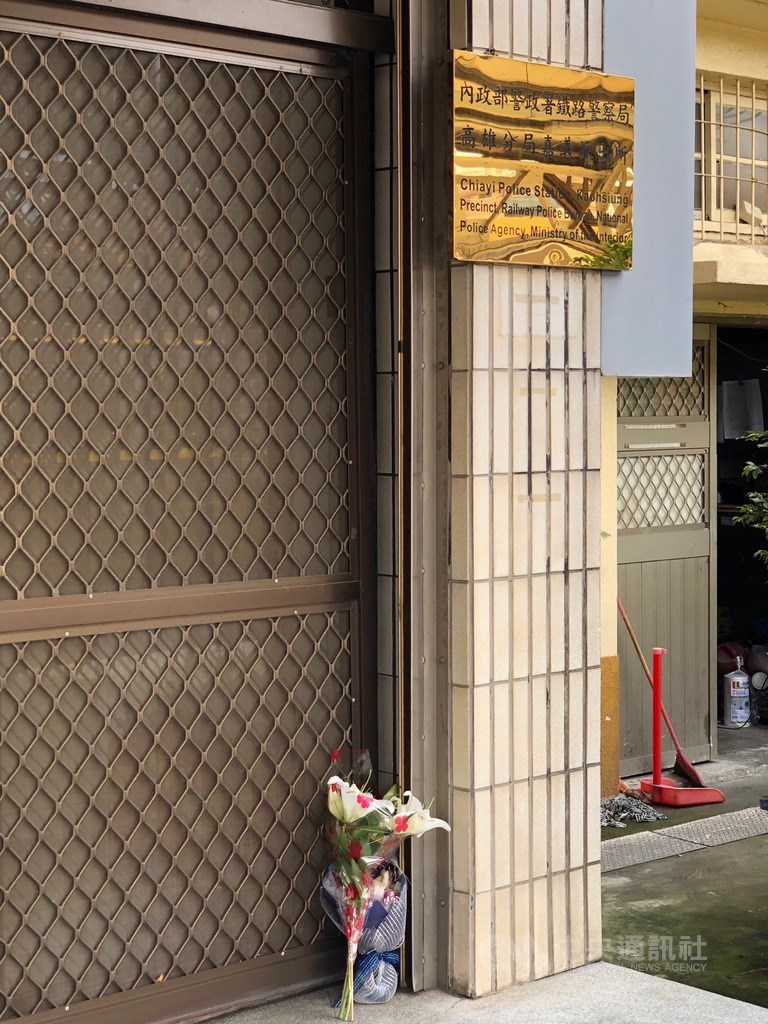 鐵路警察李承翰3日晚間在台鐵嘉義站登上自強號處理補票糾紛,遭情緒不穩男子持刀刺傷,4日上午宣告不治。有民眾送花到派出所致意。中央社記者黃國芳攝 108年7月4日