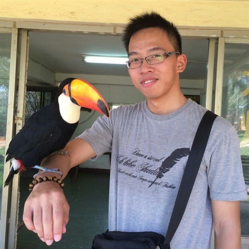 鐵路警察局嘉義分駐所員警李承翰3日晚登上台鐵嘉義自強號處理一名情緒不穩定男子,卻遭男子持刀刺傷、臟器外露,經送醫急救,4日上午8時27分宣告不治。(圖取自李承翰臉書facebook.com)